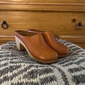 LIKE NEW bryr Chloe clogs size 37